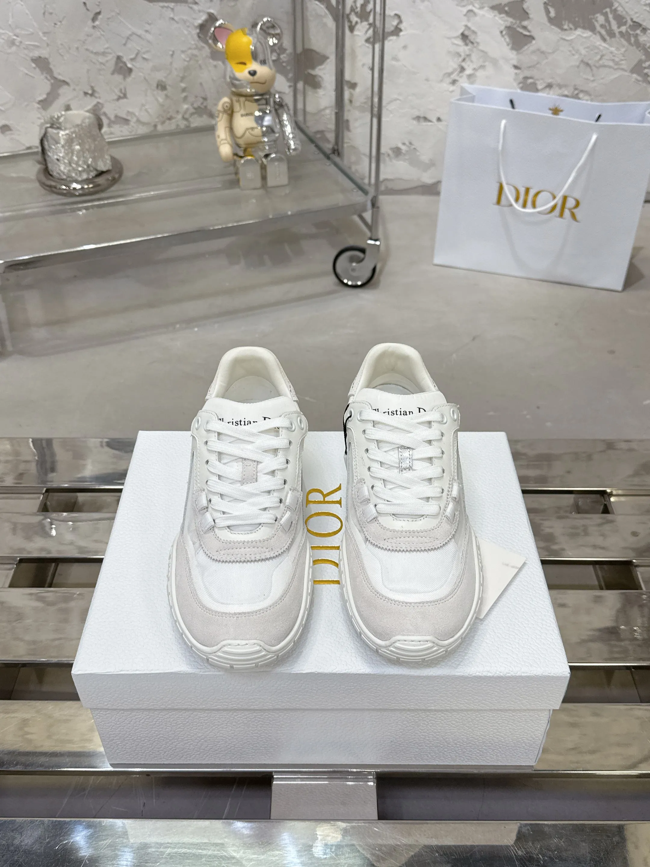 Factory price 640💰 Top version! ! ! Dior Tech sneakers Dior Tech is newly launched, with exquisite color matching and autumn and winter atmosphere. This Dior Tech sneaker is a new product in the 2026 early spring ready-to-wear series. It is equipped with fashionable details and highlights the retro aesthetics. Made of calfskin and suede calfskin upper with transparent mesh side panels and ChristianDior Paris signature on the heel and tongue. A textured, tonal Dior signature sole adds couture style. Upper material: Textile, cowhide split leather, cowhide leather with Christian Dior Paris logo on the heel and tongue Textured Dior logo rubber sole embellished with Christian Dior's lucky star symbol! Size 35-46 (40 for women, 41 for men, 38.45.46, custom made and non-refundable)